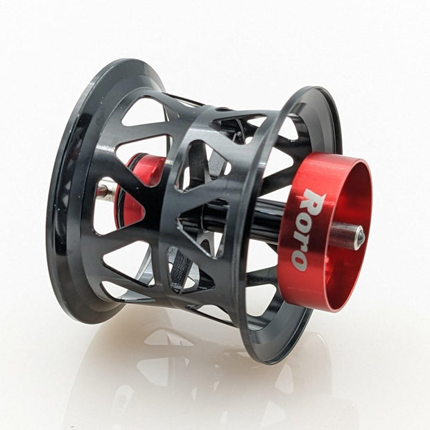 Die schwarze Metallspule Roro Lure BFS Titanium Spule X27, kompatibel mit 21 Steez SV TW und mehr, verfügt über eine rote Mittelkappe mit "Roro"-Schriftzug und eine haltbare Titanlegierungsachse, abgebildet auf weißem Hintergrund.