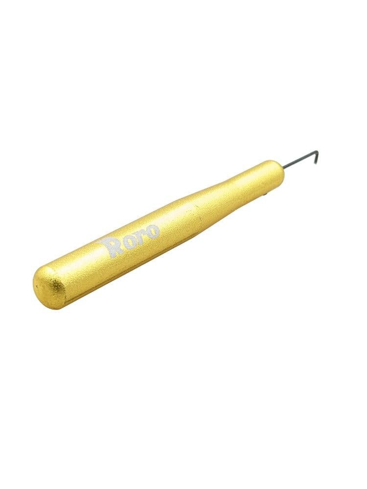 Der Roro Lure Handle Knob Cap Remover ist ein goldenes Werkzeug mit einem schlanken, abgewinkelten Metallhaken. Auf dem Griff ist 