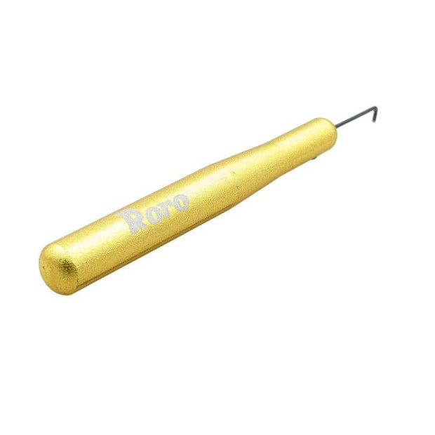 Der Roro Lure Handle Knob Cap Remover ist ein goldenes Werkzeug mit einem schlanken, abgewinkelten Metallhaken. Auf dem Griff ist "Roro" aufgedruckt. Ideal für die Angelrollenpflege oder als Must-Have Angelzubehör. Abgebildet auf einem schlichten weißen Hintergrund.