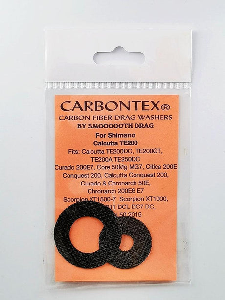 Ein durchsichtiger Plastikbeutel mit der Aufschrift Smoothdrag Bremsscheiben Carbontex für Shimano Baitcasterrolle, der zwei schwarze, strukturierte Scheiben enthält, die für eine bessere Bremsleistung sorgen.