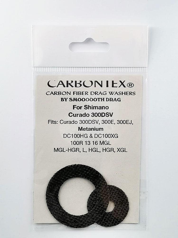Zwei Carbontex Bremsscheiben von Smoothdrag für Shimano Baitcasterrollen werden in einer Plastikverpackung präsentiert. Die Verpackung zeigt kompatible Modelle und Details zur optimalen Bremskraft in schwarzer Schrift auf weißem Grund.