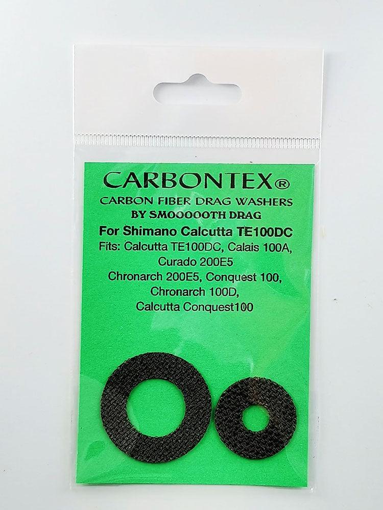 Ein Paket mit der Aufschrift Bremsscheiben Carbontex | Shimano Baitcasterrolle von Smoothdrag enthält zwei schwarze Carbontex-Bremsscheiben auf grünem Grund, die die Kompatibilität mit verschiedenen Shimano-Rollen für eine optimale Bremsung anzeigen.